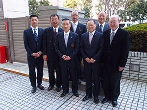 全日本ふぐ協会 厚生労働省に署名を提出